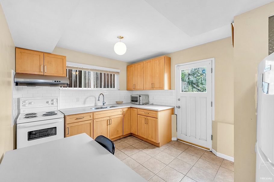 2056 W 29th Avenue Vancouver, BC - 20