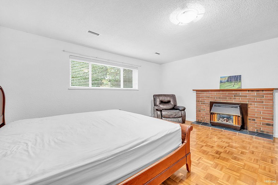 2056 W 29th Avenue Vancouver, BC - 21
