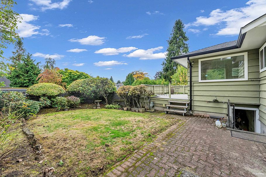 2056 W 29th Avenue Vancouver, BC - 33