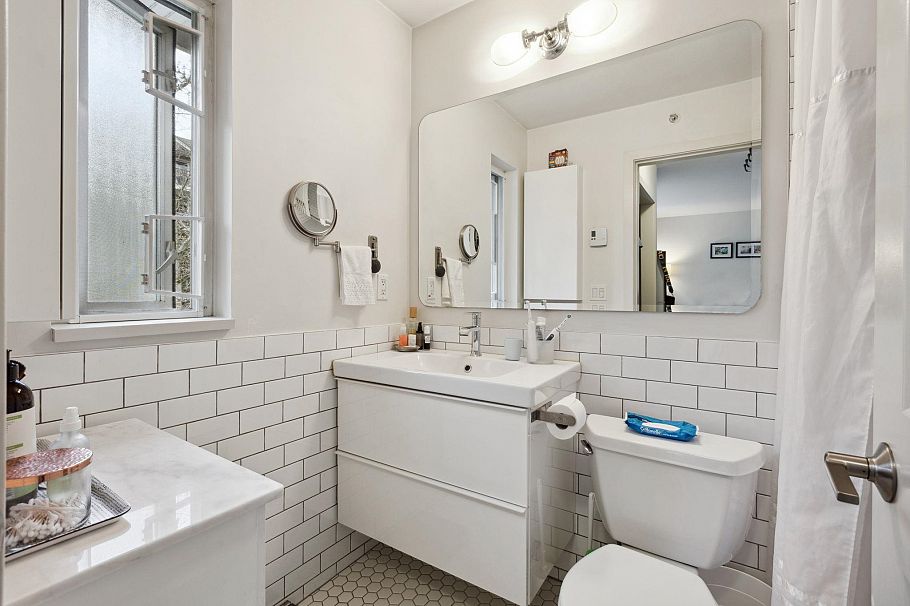 158 W 22nd Street North Vancouver, BC - 17