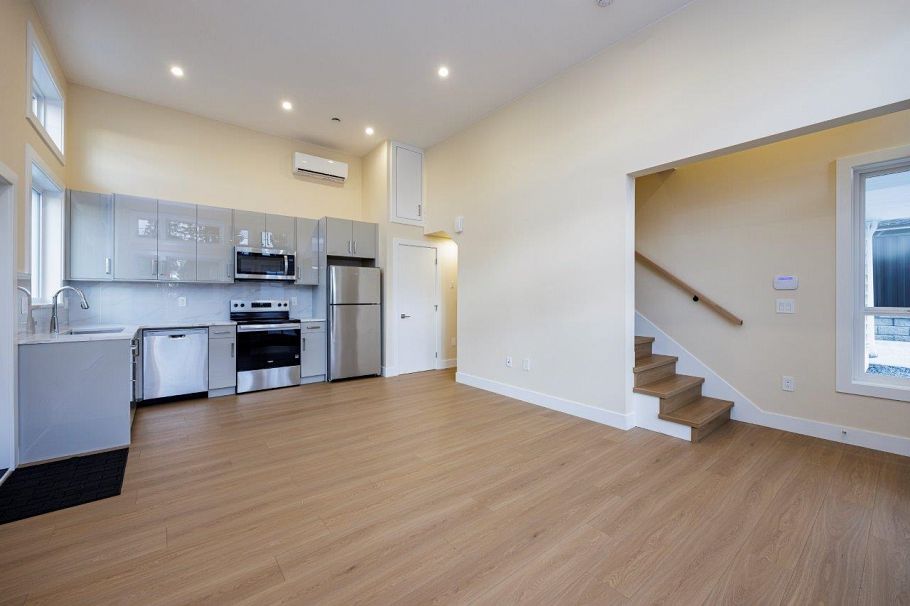 361 E 22nd Street North Vancouver, BC - 30