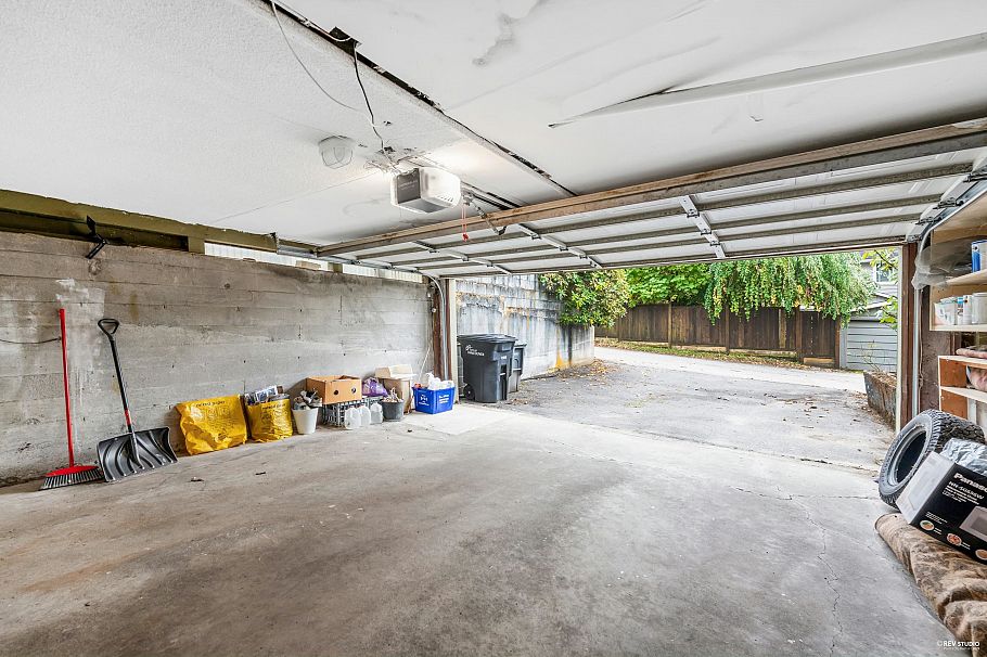 2056 W 29th Avenue Vancouver, BC - 36