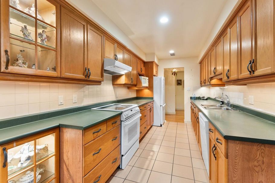 201 1695 W 10th Avenue Vancouver, BC - 4