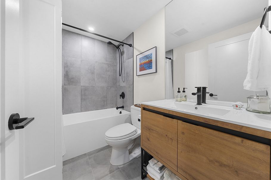 204 3151 Woodbine Drive North Vancouver, BC - 28