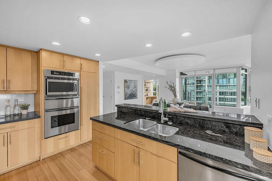 401 1233 W Cordova Street Vancouver, BC - 18