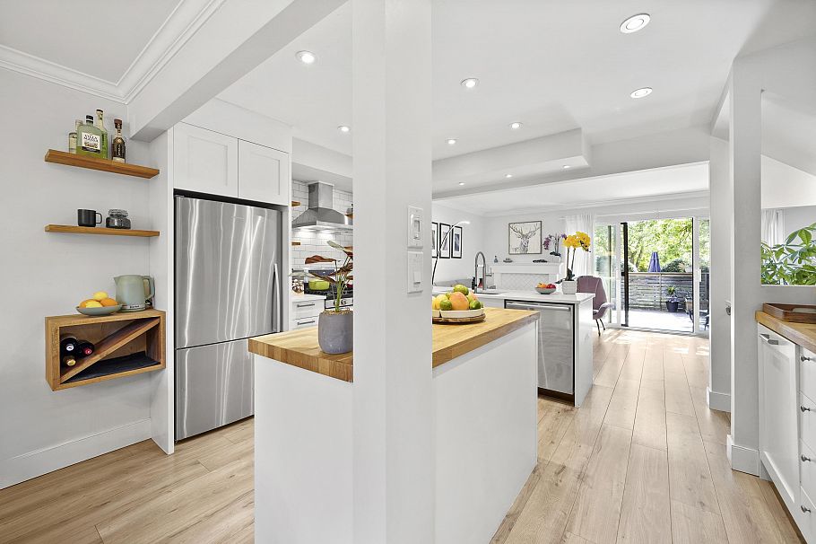 49 1910 Cedar Village Crescent North Vancouver, BC - 8