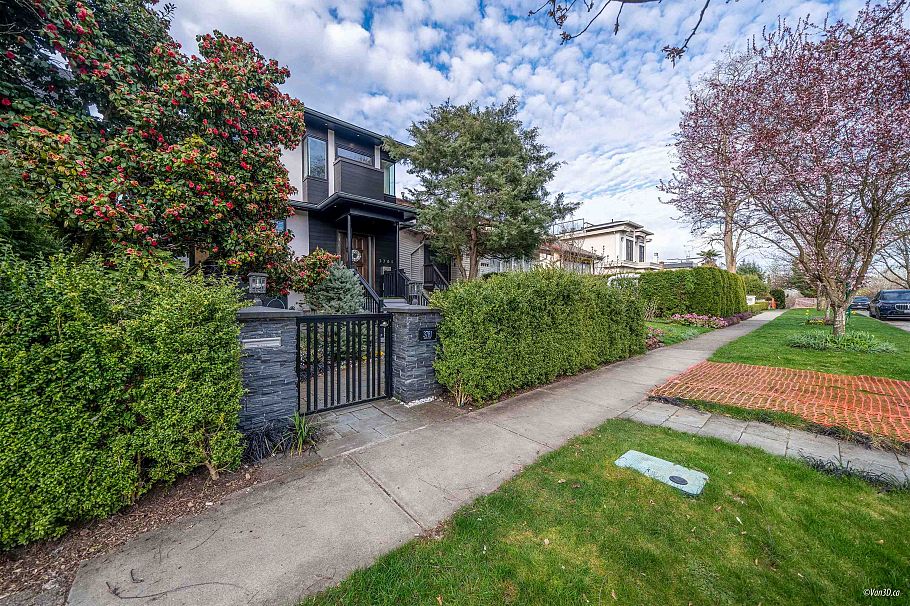 3781 W 24th Avenue Vancouver, BC - 1