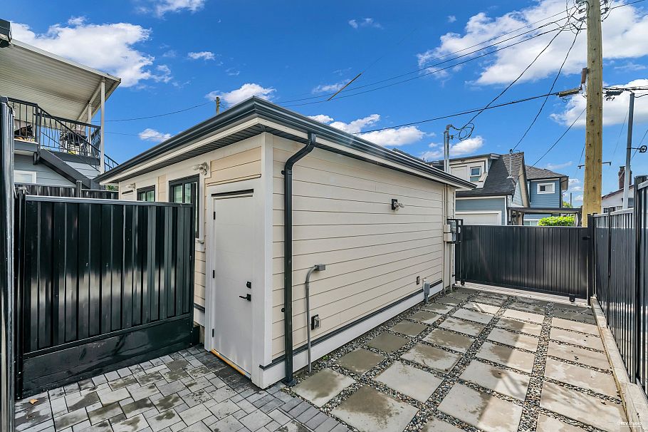 2 3344 Adanac Street Vancouver, BC - 27