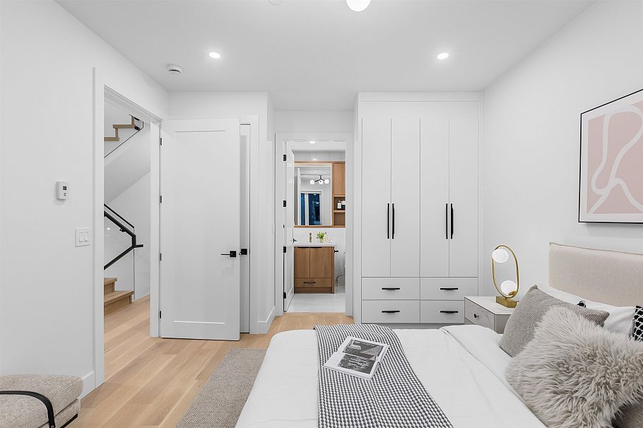 2 2435 Napier Street Vancouver, BC - 12