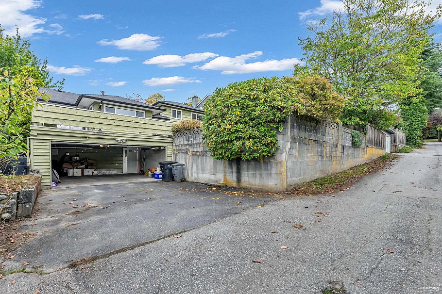 2056 W 29th Avenue Vancouver, BC - 37