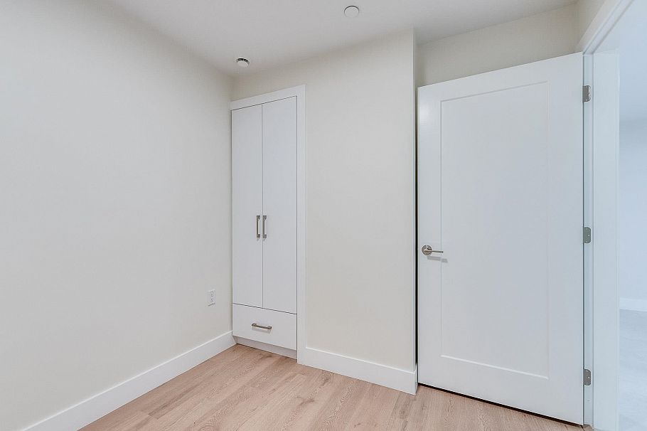 1 2943 E 44th Avenue Vancouver, BC - 31