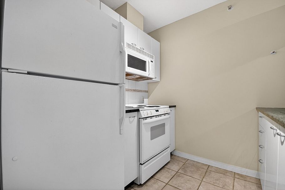 801 1367 Alberni Street Vancouver, BC - 4