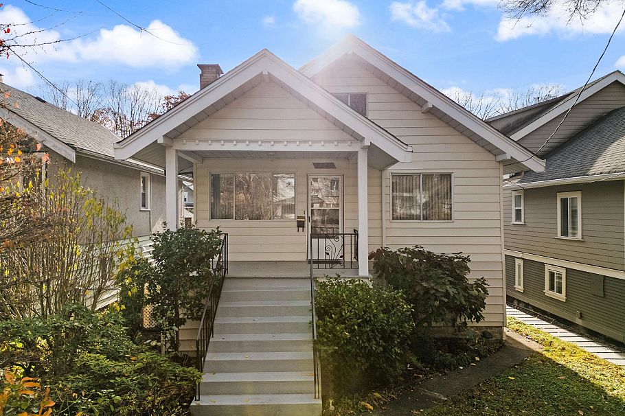 2240 E 6th Avenue Vancouver, BC - 1