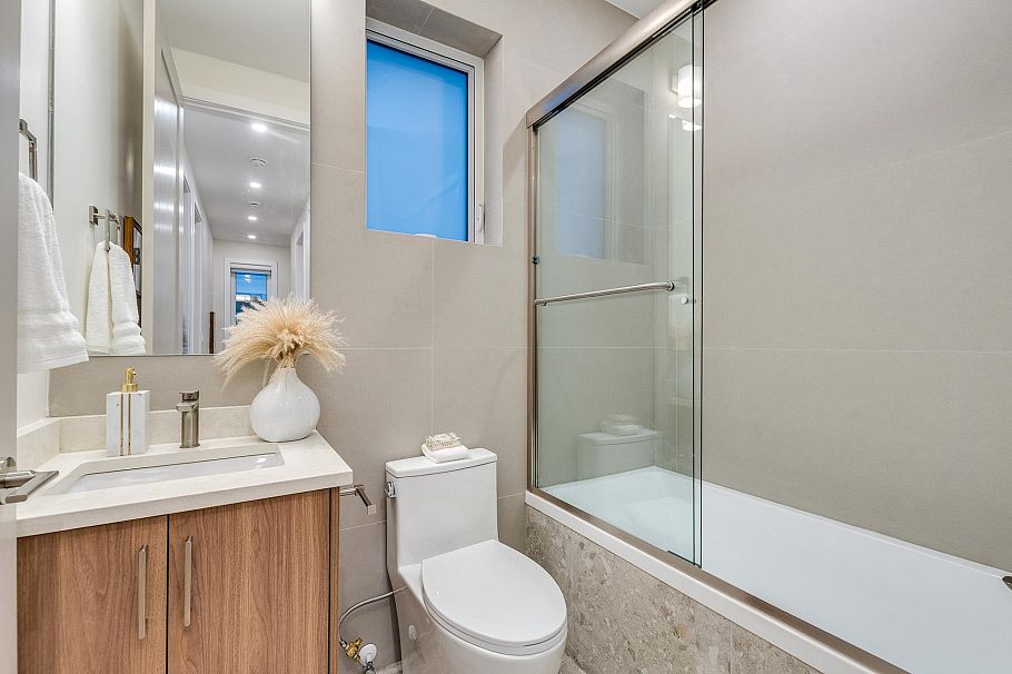 1 2945 E 44th Avenue Vancouver, BC - 18