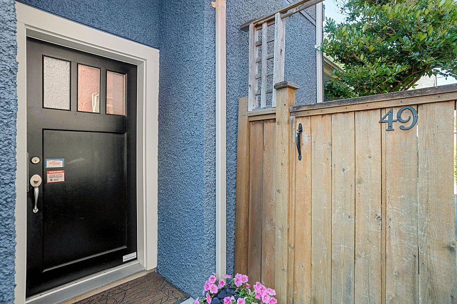 49 E 13th Avenue Vancouver, BC - 3