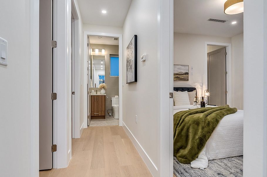 1 2945 E 44th Avenue Vancouver, BC - 16