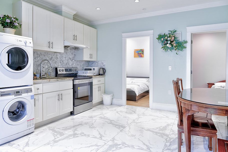 2237 W 37th Avenue Vancouver, BC - 37