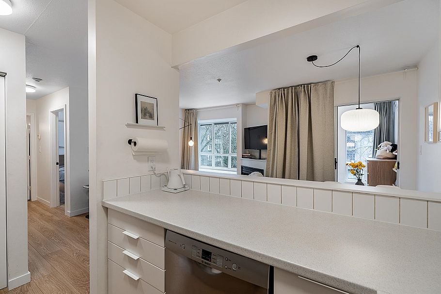 407 3 N Garden Drive Vancouver, BC - 7