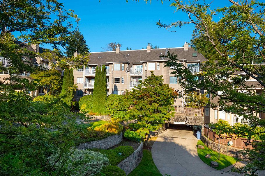 403 1050 Bowron Court North Vancouver, BC - 1