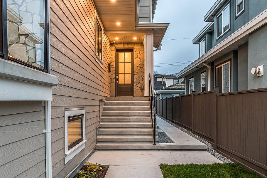 1 2945 E 44th Avenue Vancouver, BC - 2