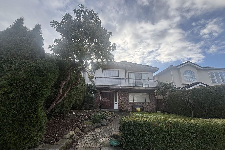 2628 E 8th Avenue Vancouver, BC - 1