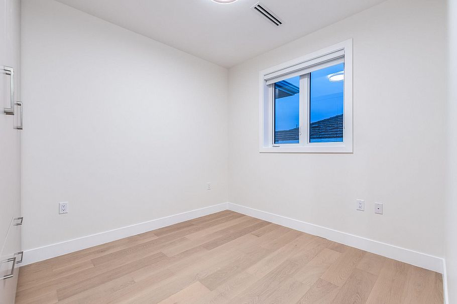 1 2943 E 44th Avenue Vancouver, BC - 17