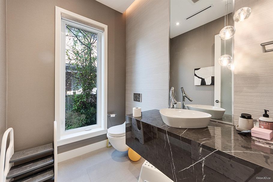 1041 W 53rd Avenue Vancouver, BC - 6