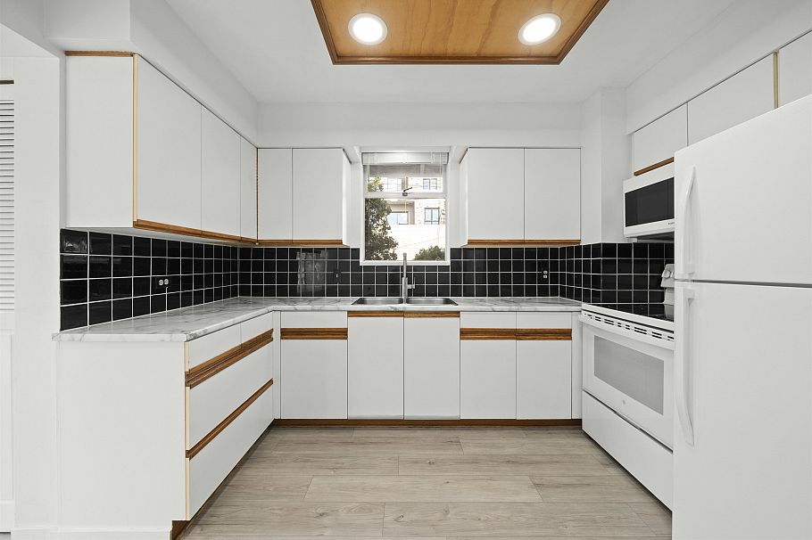 555 W 19th Avenue Vancouver, BC - 11