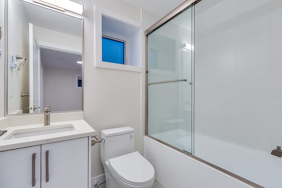 1 2945 E 44th Avenue Vancouver, BC - 30