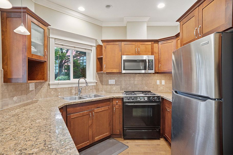 49 E 13th Avenue Vancouver, BC - 11