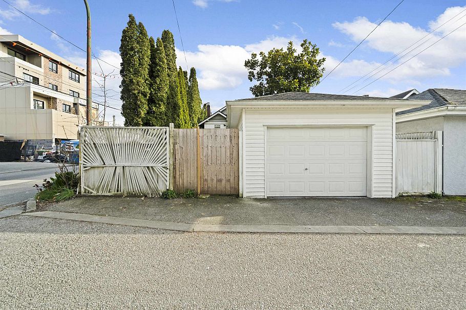 555 W 19th Avenue Vancouver, BC - 30