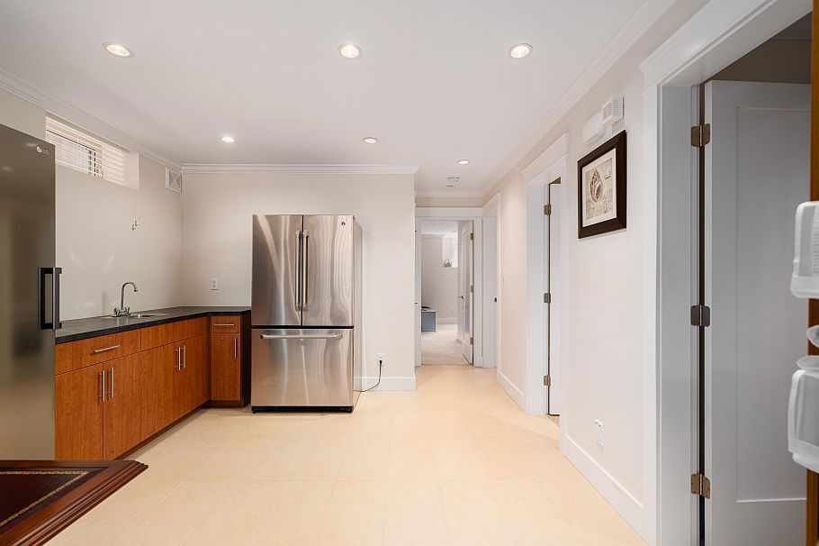 1683 W 64th Avenue Vancouver, BC - 16