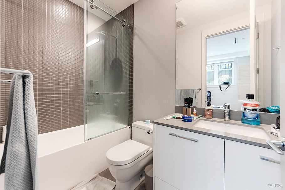 1041 W 53rd Avenue Vancouver, BC - 32