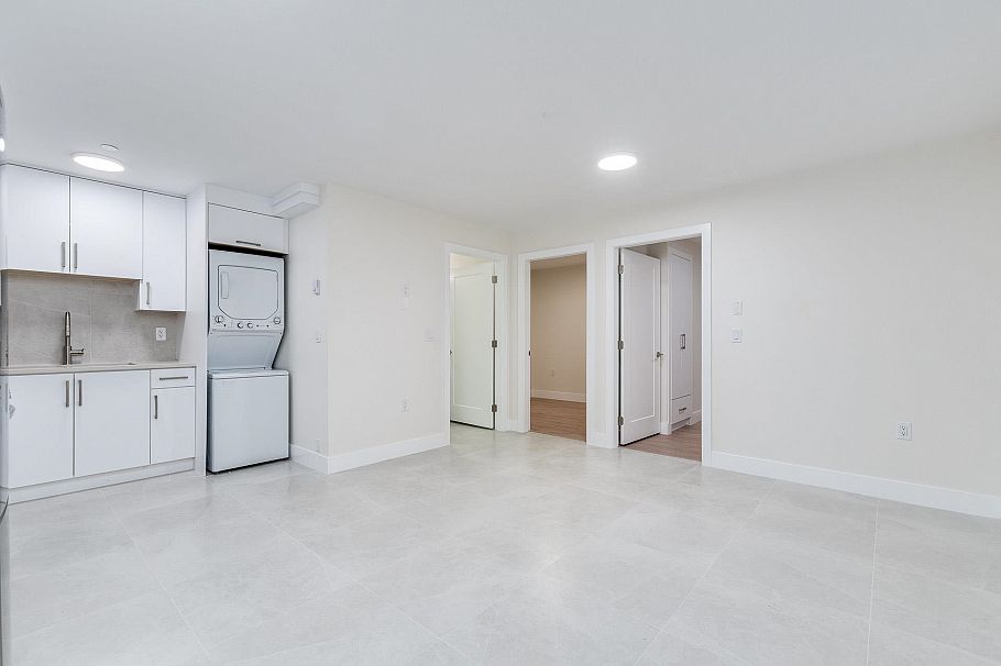 1 2943 E 44th Avenue Vancouver, BC - 25