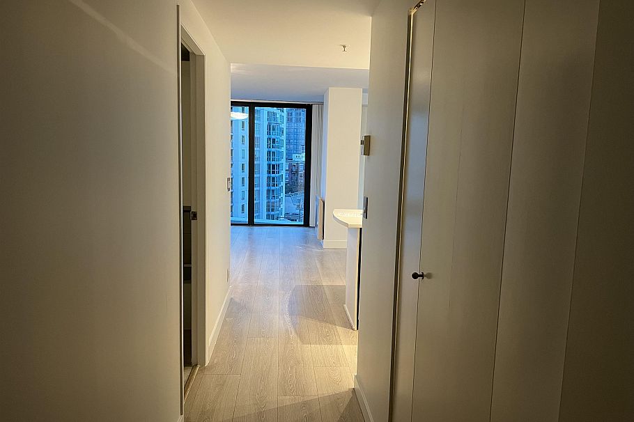 909 1331 W Georgia Street Vancouver, BC - 2