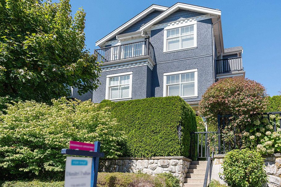 49 E 13th Avenue Vancouver, BC - 2