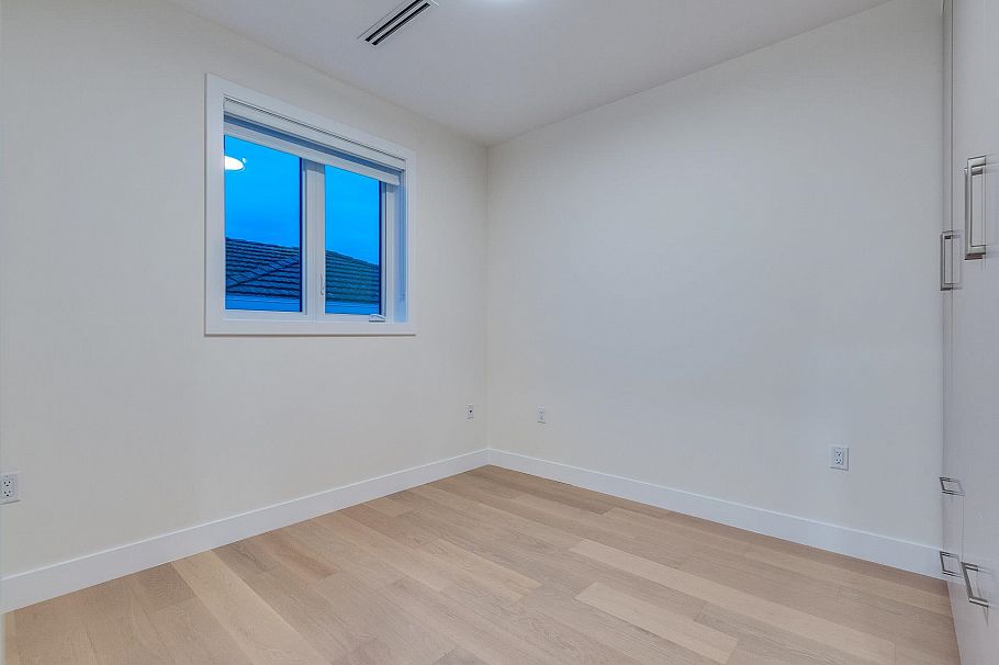 1 2945 E 44th Avenue Vancouver, BC - 21