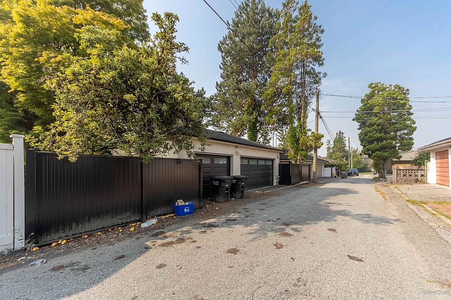 1041 W 53rd Avenue Vancouver, BC - 40