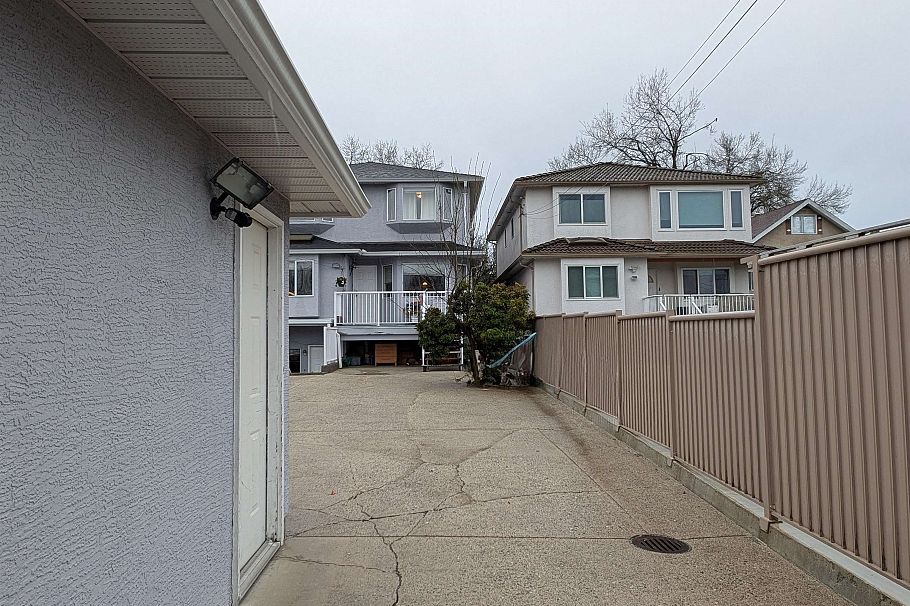 2935 E 17th Avenue Vancouver, BC - 34