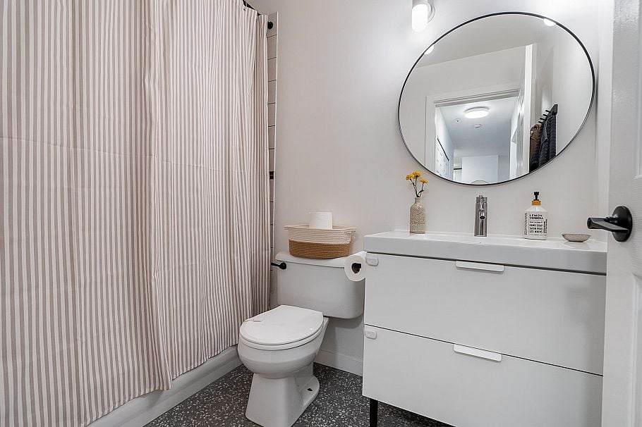 407 3 N Garden Drive Vancouver, BC - 12