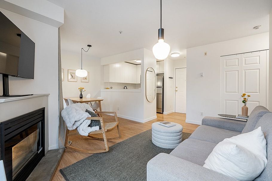 407 3 N Garden Drive Vancouver, BC - 3