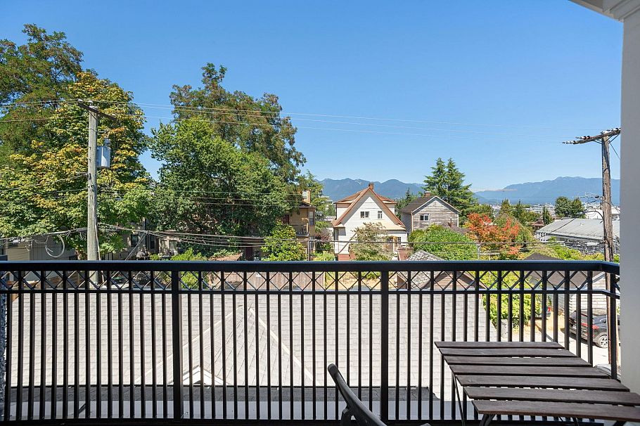 49 E 13th Avenue Vancouver, BC - 18