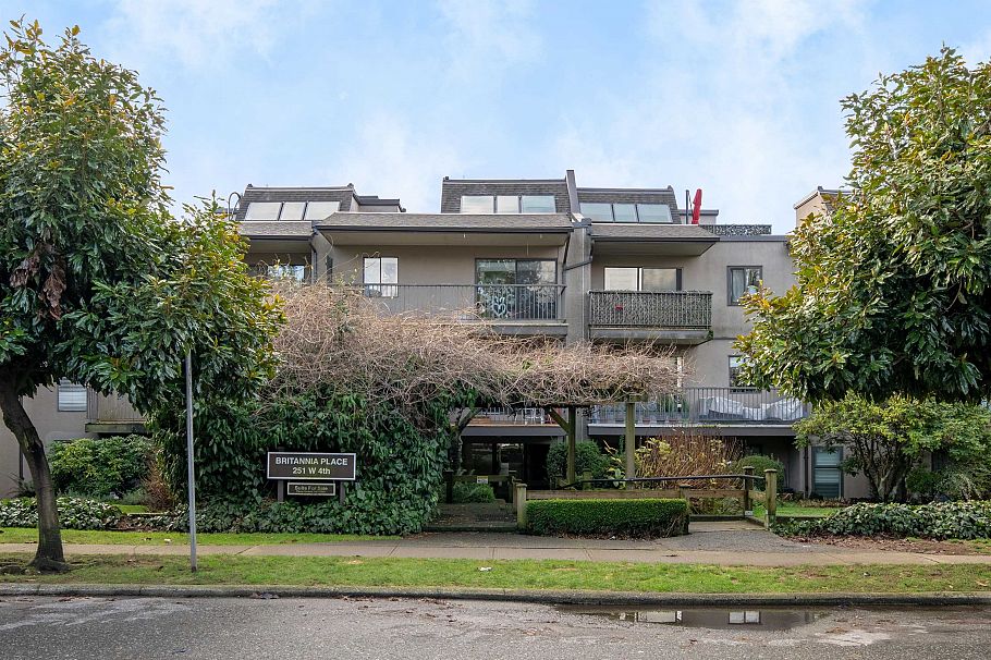 215 251 W 4th Street North Vancouver, BC - 1