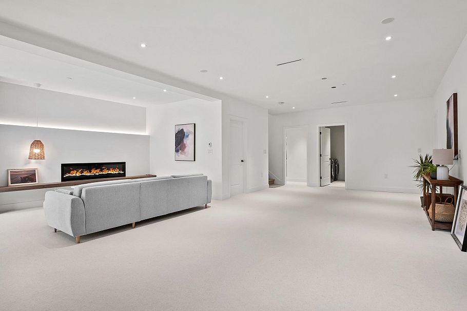 3227 W 35th Avenue Vancouver, BC - 32