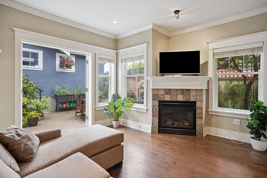 49 E 13th Avenue Vancouver, BC - 4