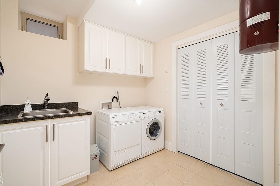 1683 W 64th Avenue Vancouver, BC - 17