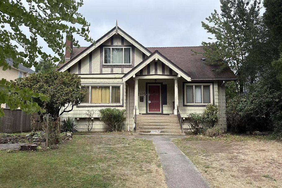 2403 W 34th Avenue Vancouver, BC - 1