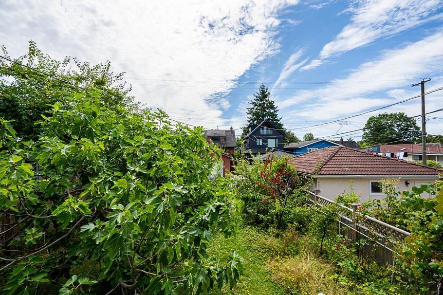 2554 Dundas Street Vancouver, BC - 10