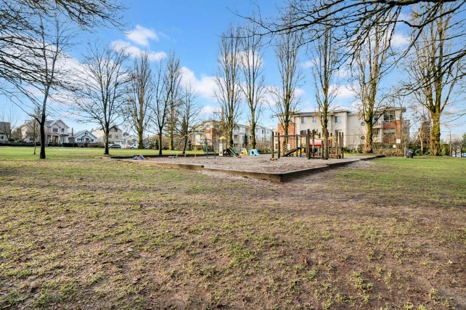 335 383 E 37th Avenue Vancouver, BC - 4