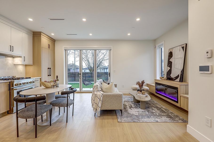 2 3695 E 26 Avenue Vancouver, BC - 3